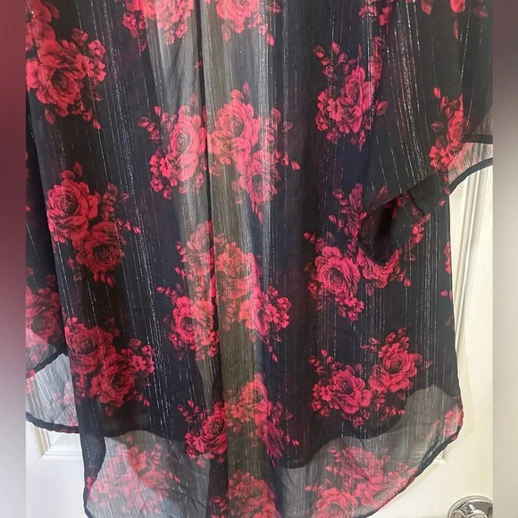 NWOT-TORRID Black Chiffon Shirttail Kimono Red Flowers. Size 00. Size M/L. - Picture 8 of 9